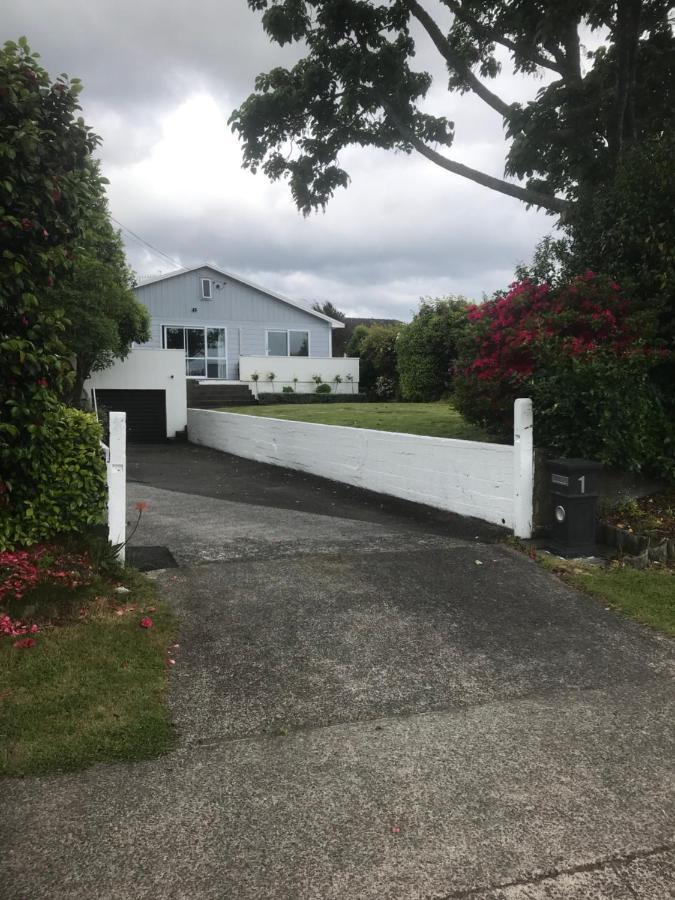 Eastside House + Separate Contained Sleepout Holiday home *