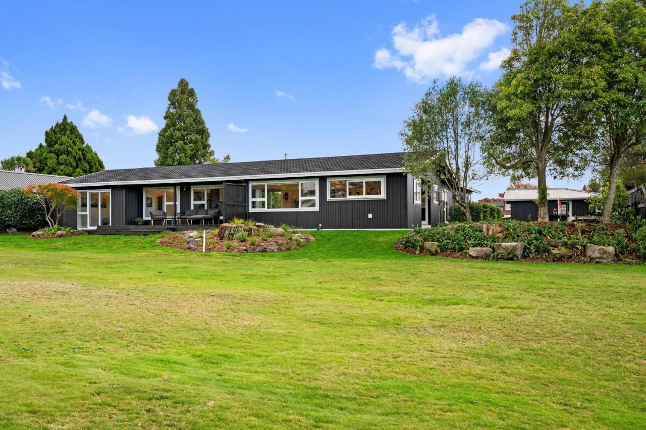 Above Par Golf Course With Hot Tub 4bd3bth * Rotorua