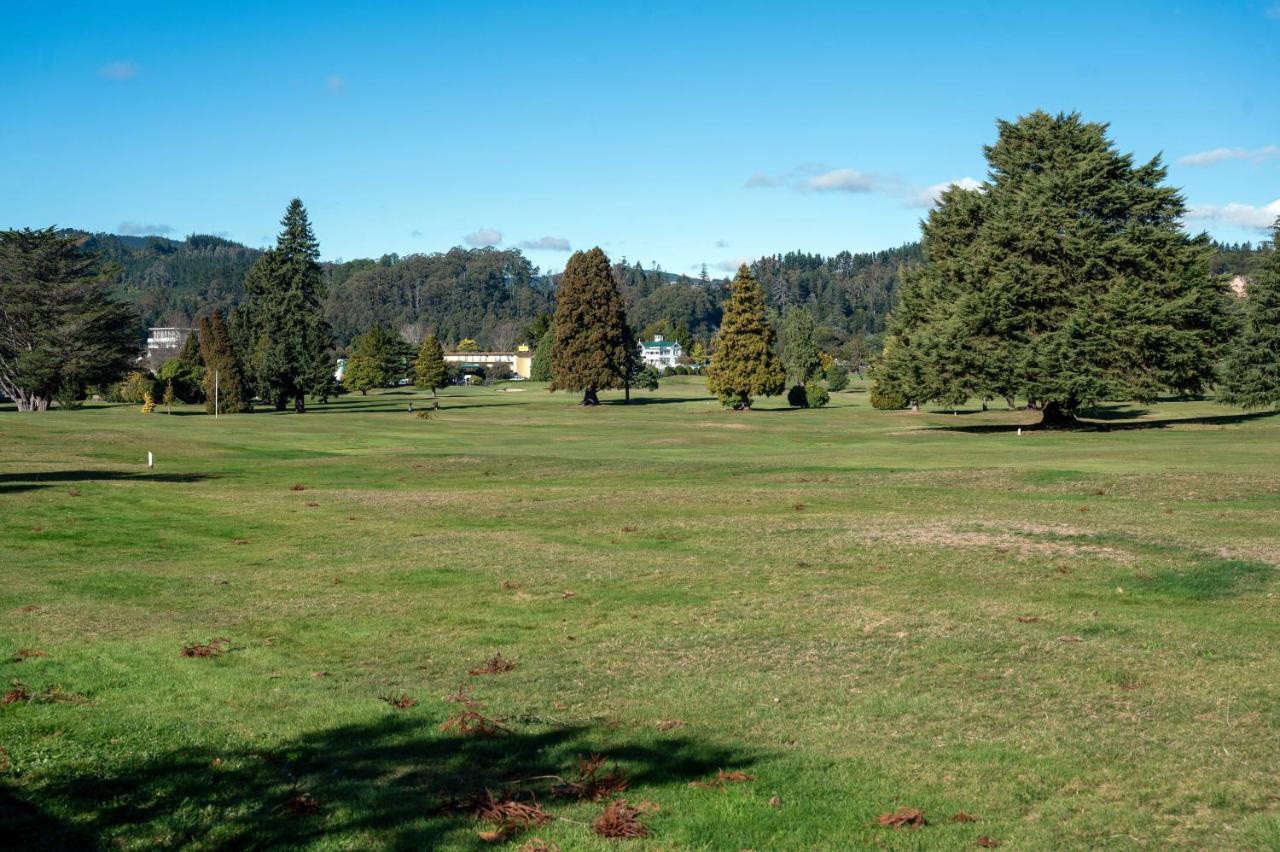 Above Par Golf Course With Hot Tub 4bd3bth Villa Rotorua