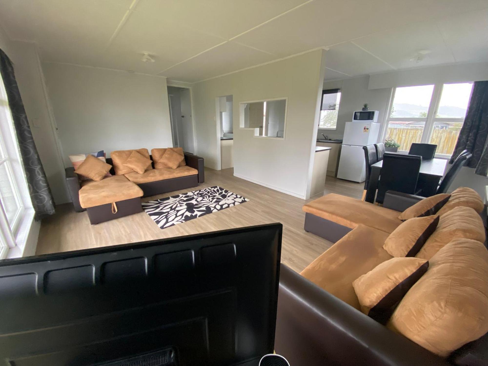 3 Bedrooms Plus Lounge And Kitchen And Bathroom And Laundry *