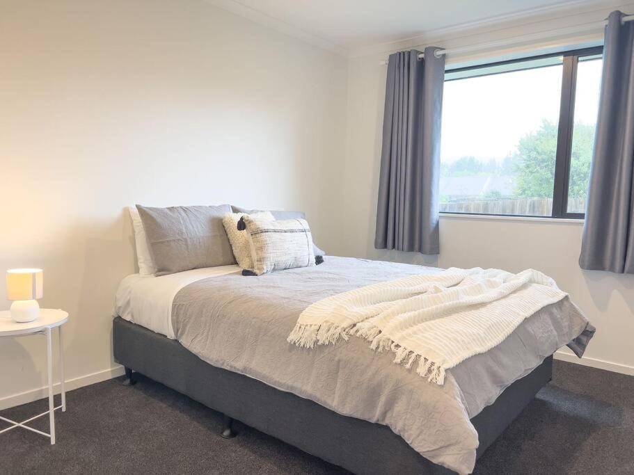 Sunshine Brand New 4 Bedroom House Holiday home *