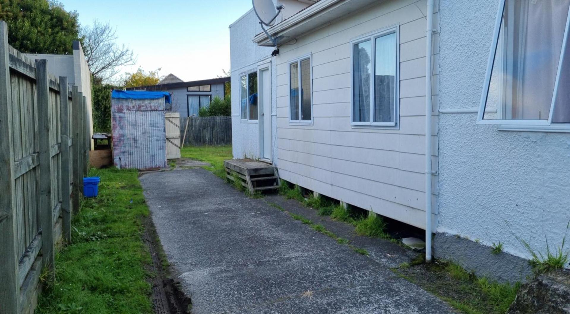 Holiday home 5 Beds Including 3 Double Beds 1 Double Or 2 Single Sofa Beds House At 22b Pererika St *