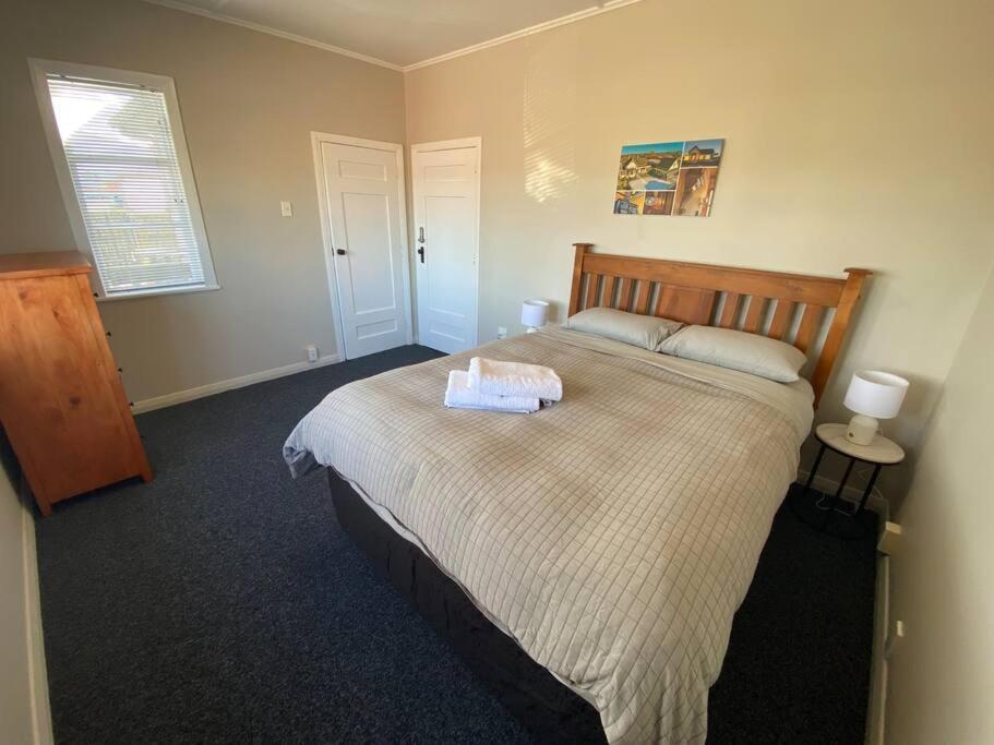 Holiday home Whole House, Amohau St Opposite Trade - 3 Bedrooms, Sleeps Up To 6, 5 Beds, Wheel Chair Friendly