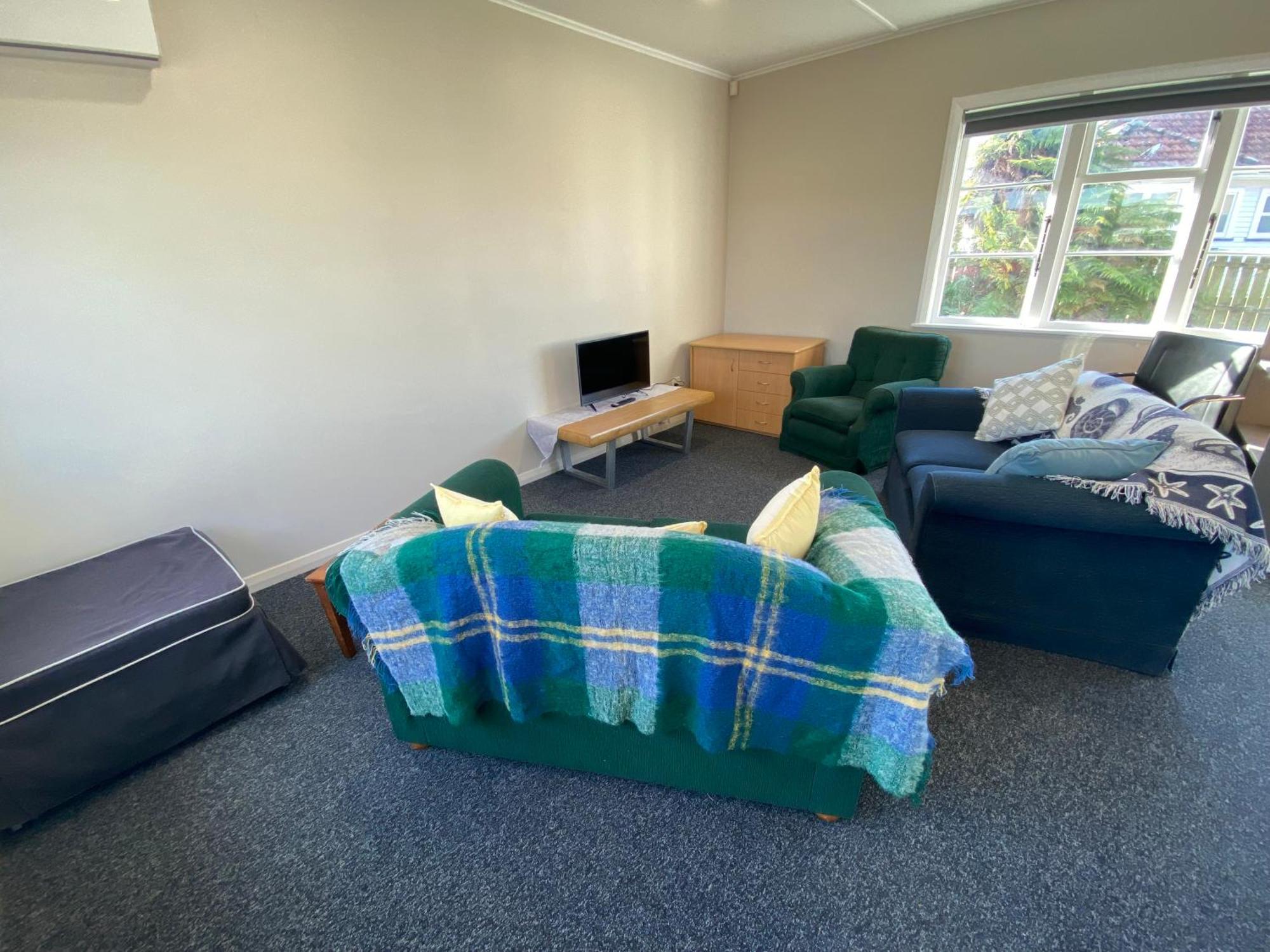 Whole House, Amohau St Opposite Trade - 3 Bedrooms, Sleeps Up To 6, 5 Beds, Wheel Chair Friendly Holiday home *