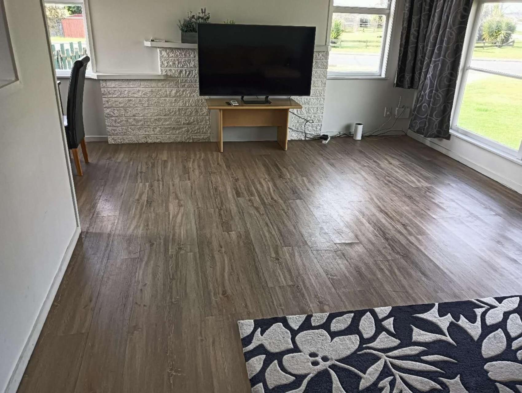 3 Bedrooms Plus Lounge And Kitchen And Bathroom And Laundry *