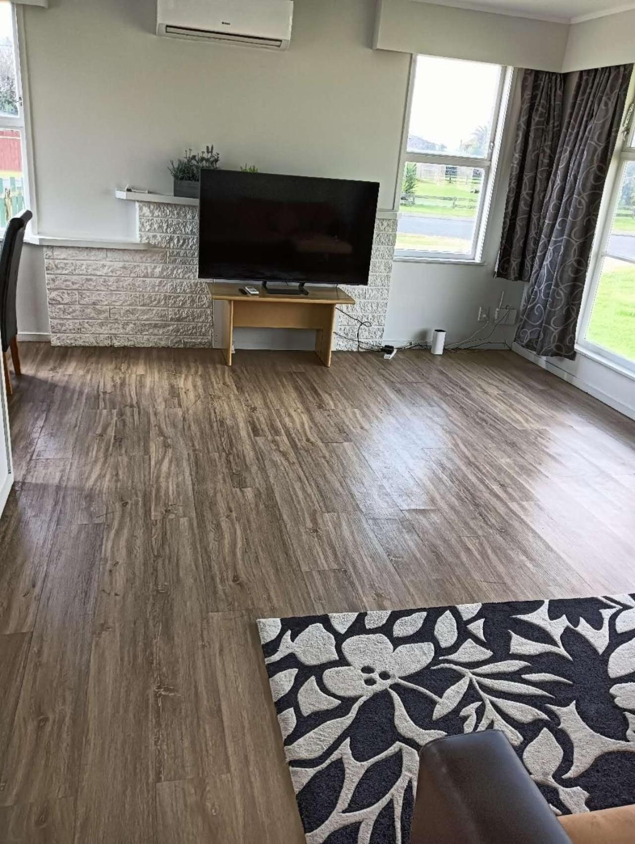 3 Bedrooms Plus Lounge And Kitchen And Bathroom And Laundry *