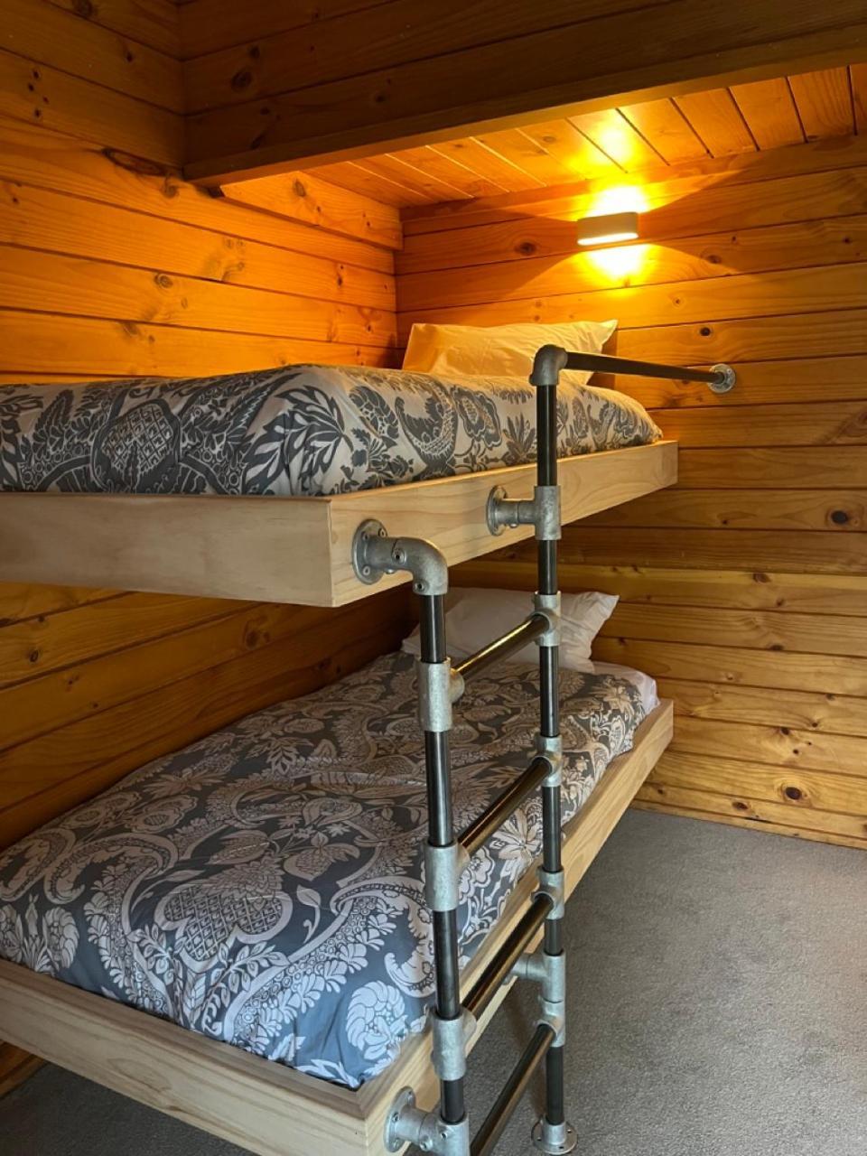 Smoke Hot Springs & Camp Hostel