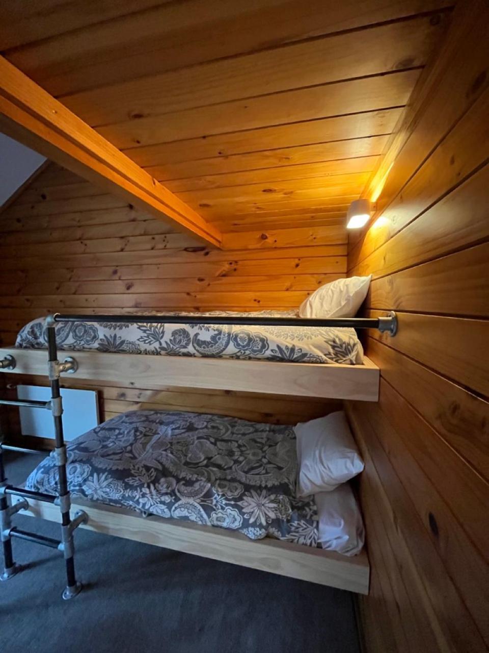 Hostel Smoke Hot Springs & Camp *