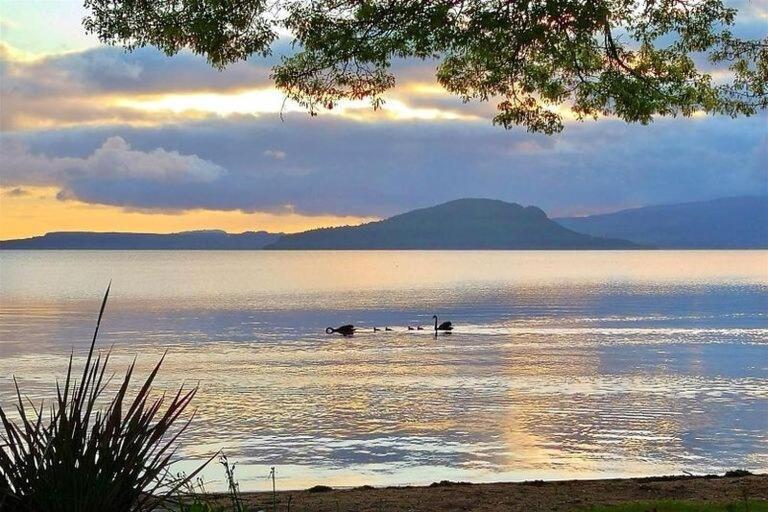 Lakeside Getaway Self-contained Unit Apartment Rotorua