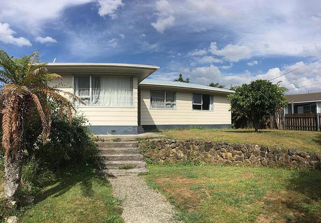 Served 3-bedroom House A Including 5 Double Beds, 1 Single Bed, And 2 King Sofa Beds *