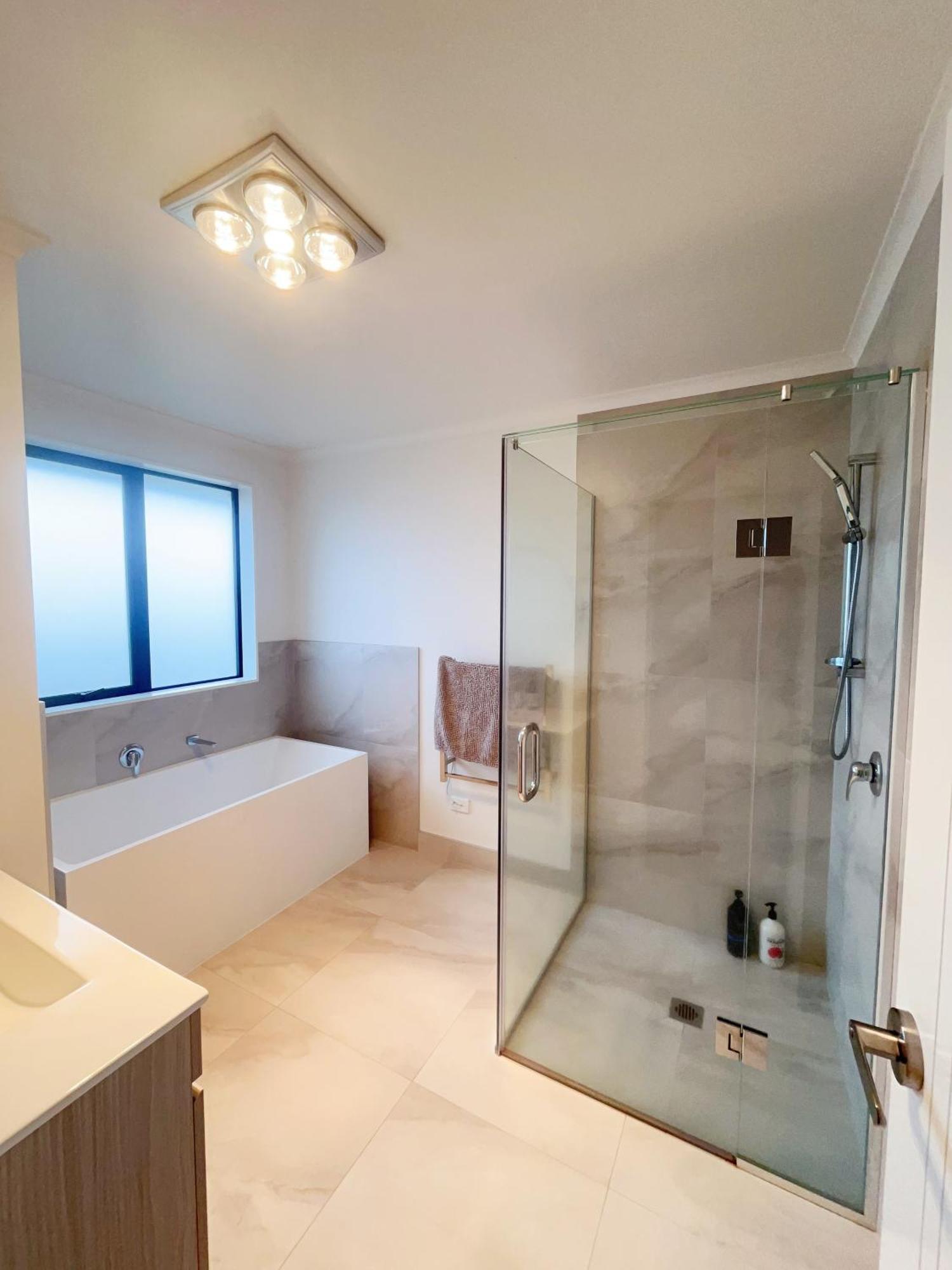 Modern Chic - Ideal Location - 5 Bedrooms - In * Rotorua