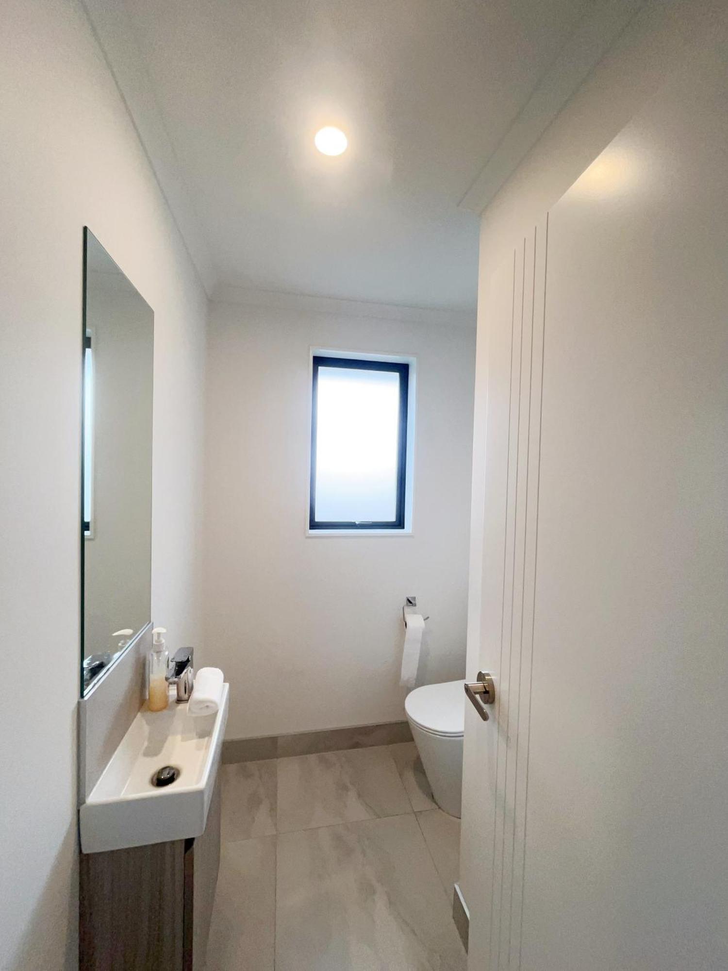 Modern Chic - Ideal Location - 5 Bedrooms - In *
