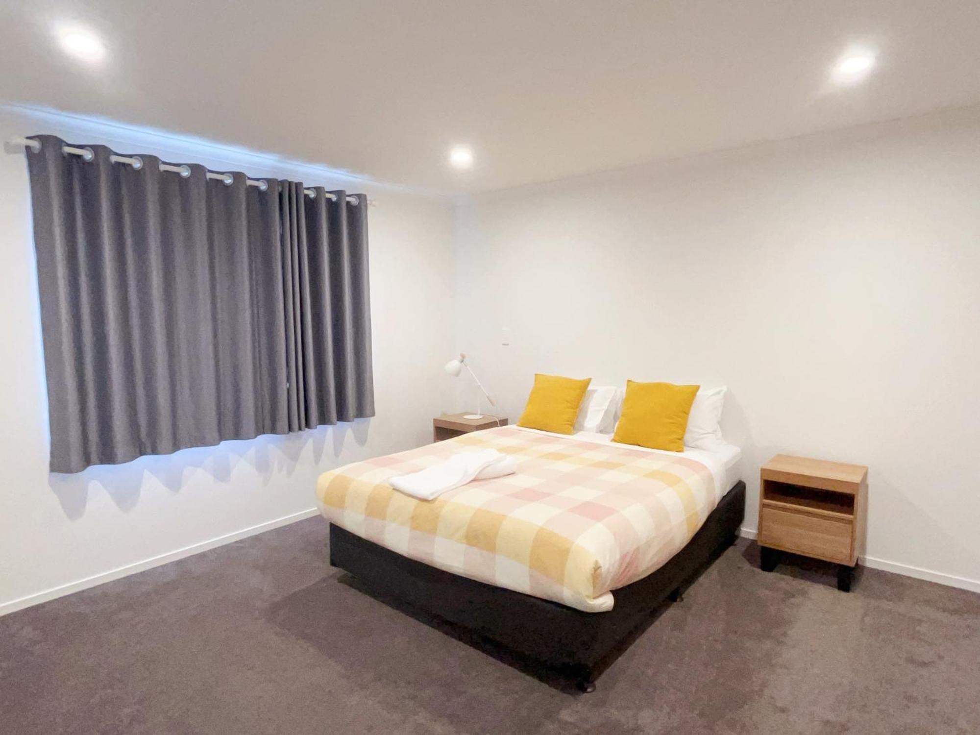 Modern Chic - Ideal Location - 5 Bedrooms - In * Rotorua