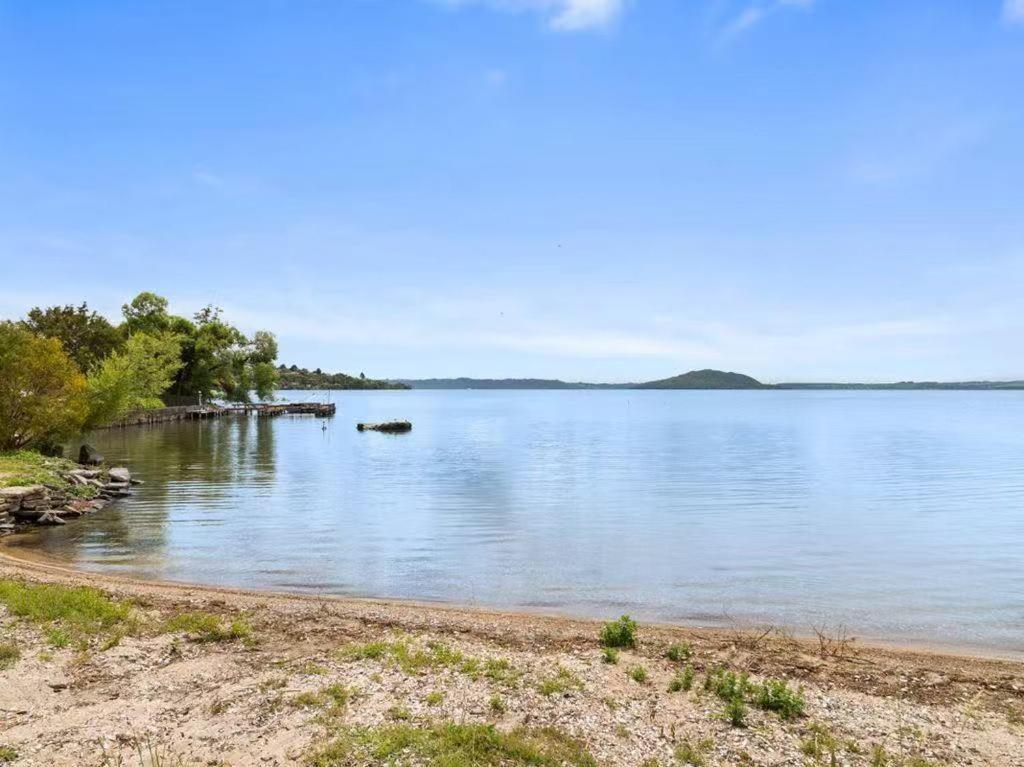 Holiday home Tatai Edge - 4 Bed Lakefront