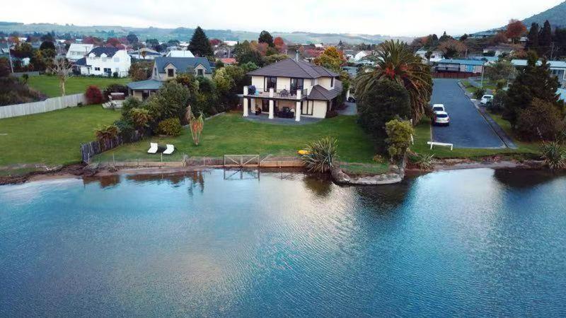 Tatai Edge - 4 Bed Lakefront Holiday home *
