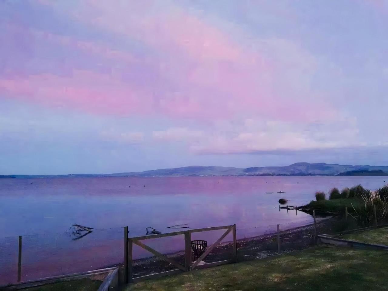 Tatai Edge - 4 Bed Lakefront Holiday home
