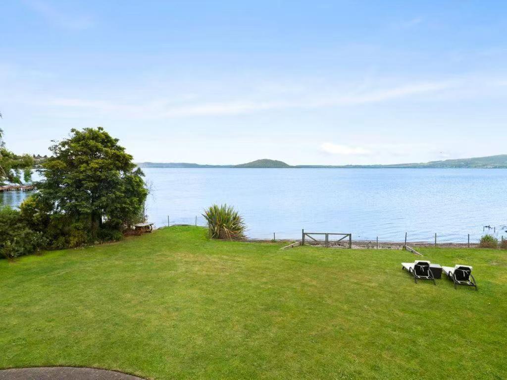 Holiday home Tatai Edge - 4 Bed Lakefront