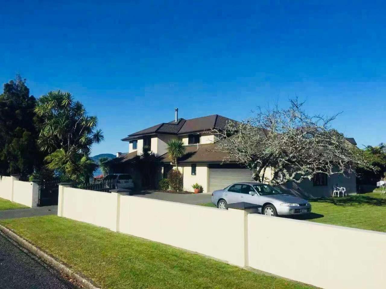 Tatai Edge - 4 Bed Lakefront Holiday home Rotorua