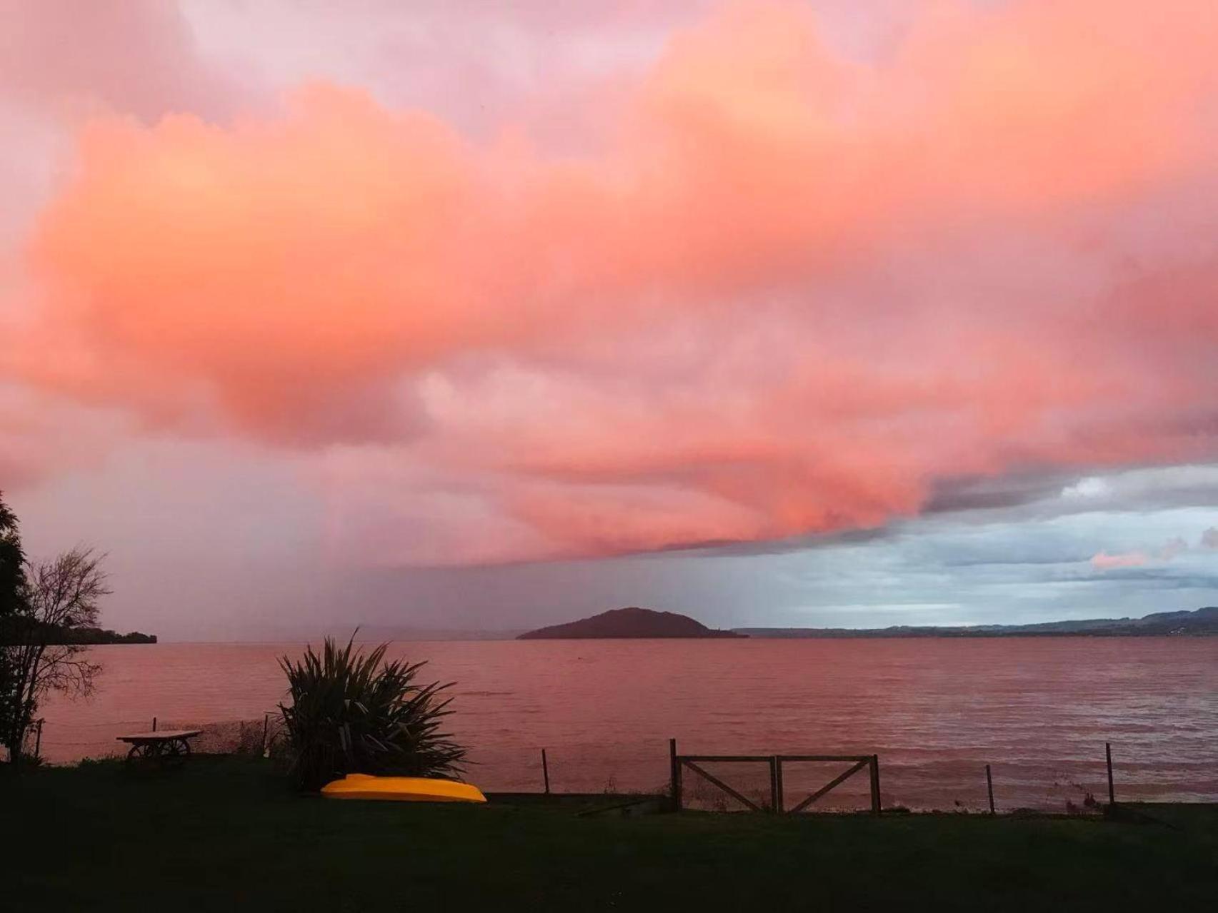 Tatai Edge - 4 Bed Lakefront Holiday home Rotorua