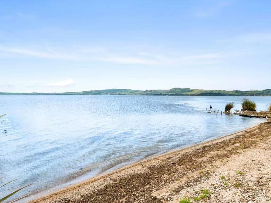 Tatai Edge - 4 Bed Lakefront *