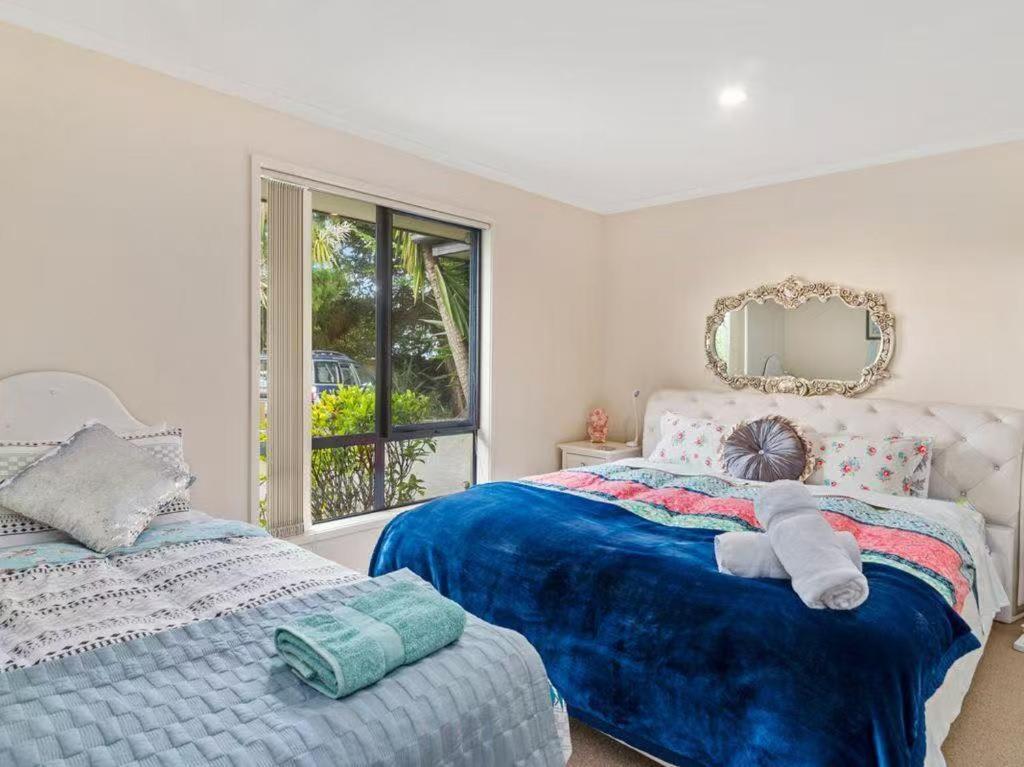 Tatai Edge - 4 Bed Lakefront Holiday home *