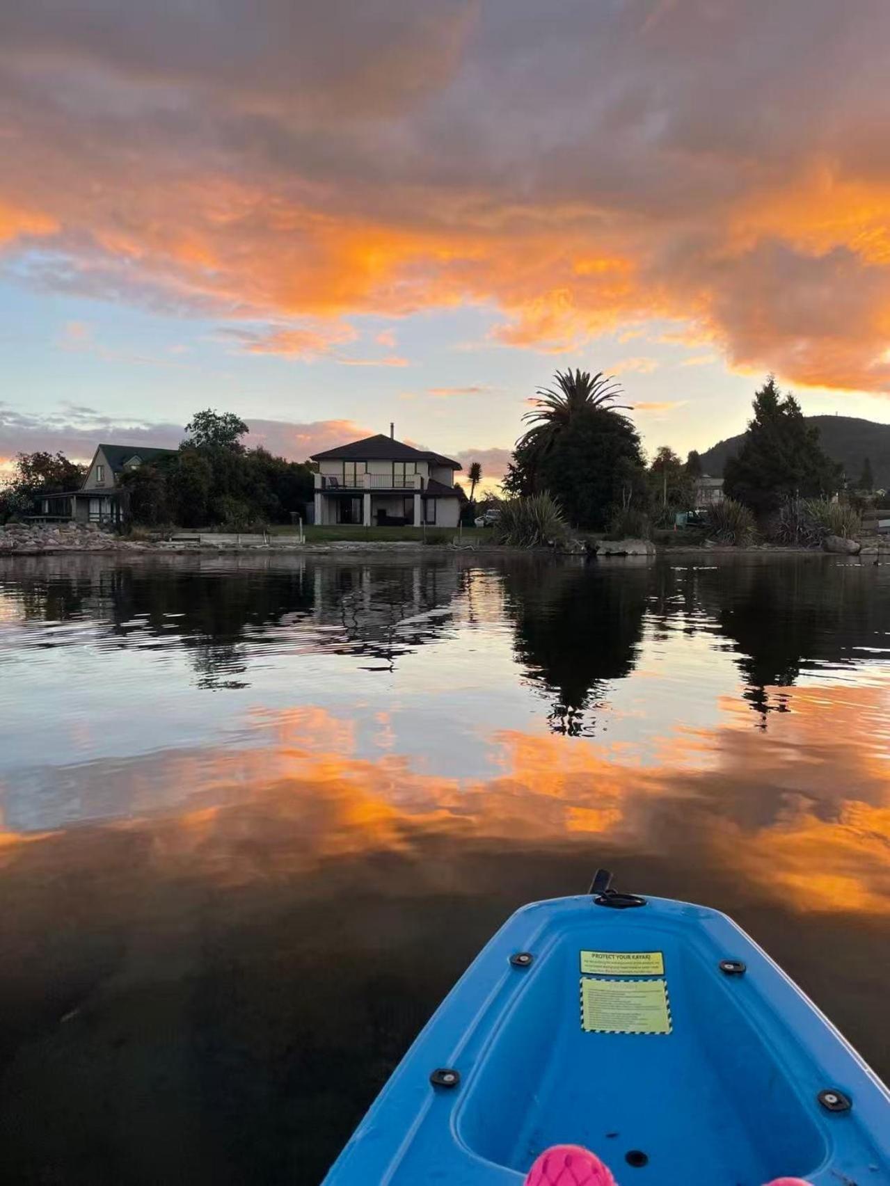 Tatai Edge - 4 Bed Lakefront *