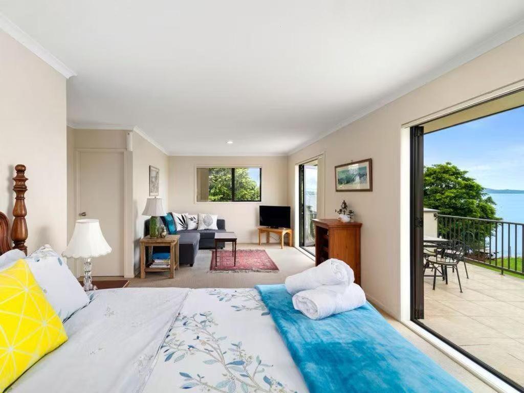 Holiday home Tatai Edge - 4 Bed Lakefront
