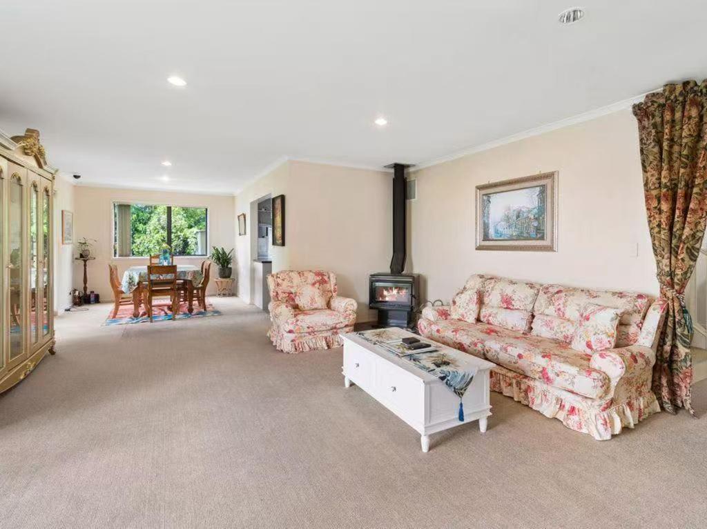 Tatai Edge - 4 Bed Lakefront Rotorua