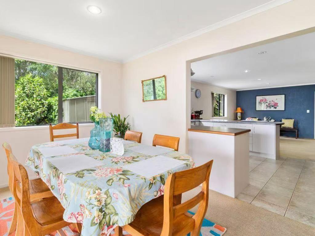 Tatai Edge - 4 Bed Lakefront Rotorua