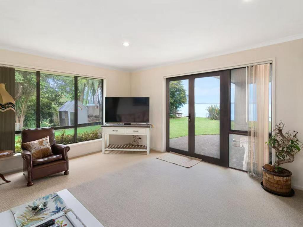 Tatai Edge - 4 Bed Lakefront Holiday home Rotorua