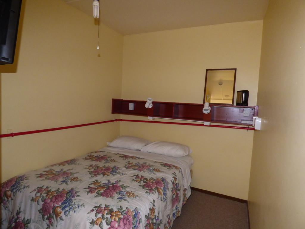 Cactus Jacks Backpackers Hostel *