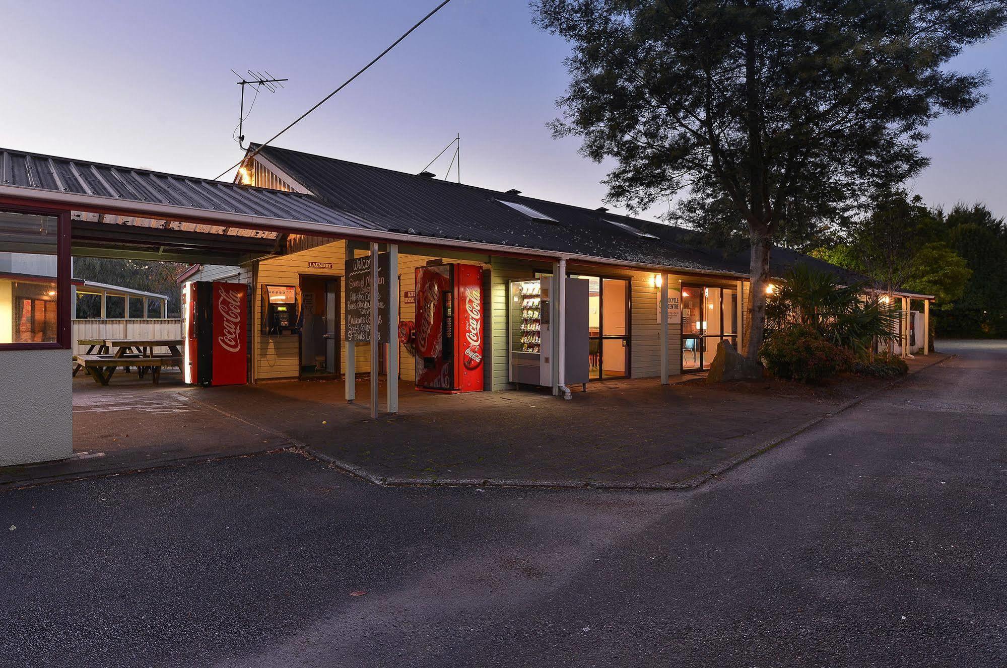Smoke Hot Springs & Camp Hostel *