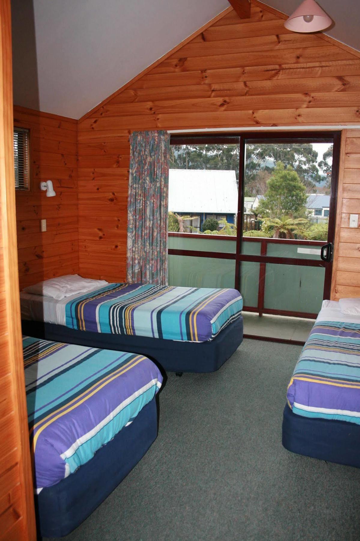 Smoke Hot Springs & Camp Hostel