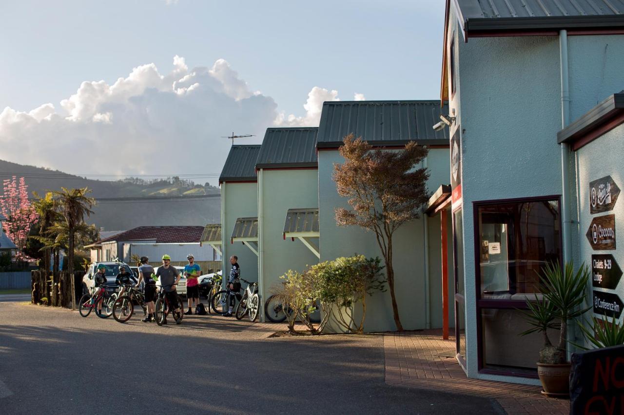 Smoke Hot Springs & Camp Hostel