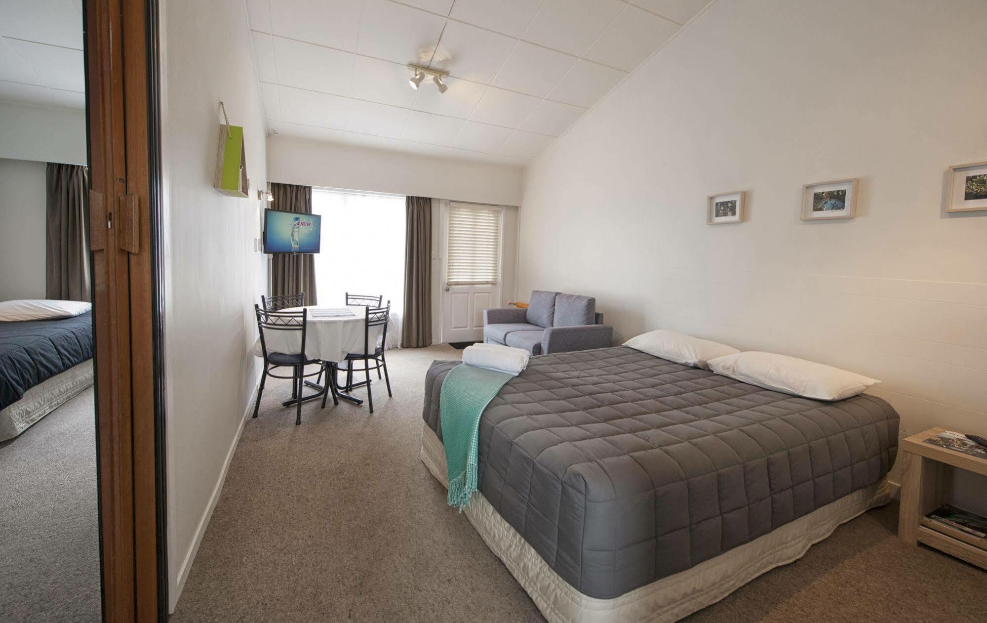 Aura Motel 4*