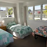 Comfortable Home, Big Backyard