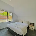 Cozy Victoria Double Room With Garden View With Shared Bathroom