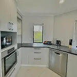 Cozy Victoria Double Room With Garden View With Shared Bathroom