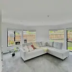 Cozy Victoria Double Room With Garden View With Shared Bathroom