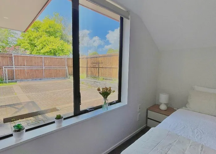 Cozy Victoria Double Room With Garden View With Shared Bathroom