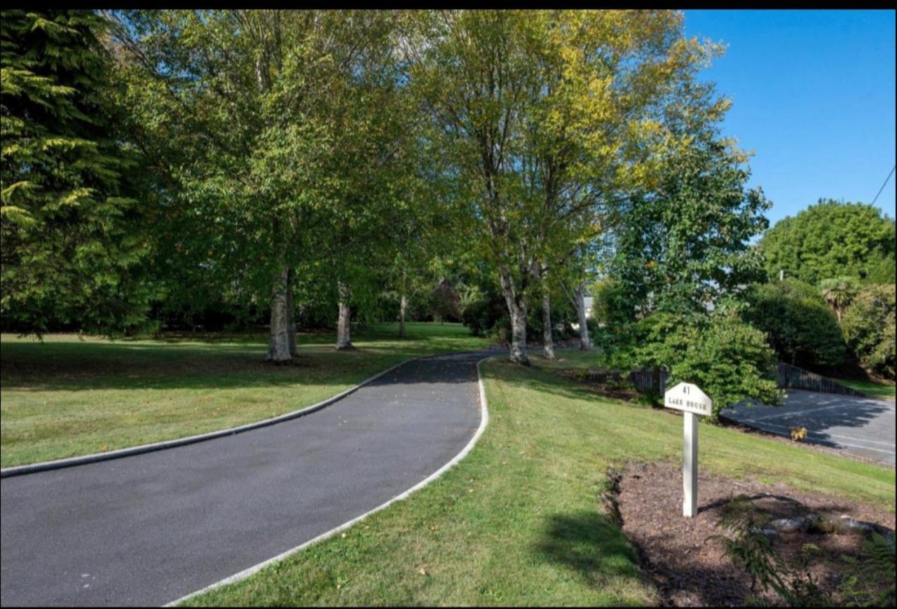 Apartment Lakeside & Tennis Court Paradise