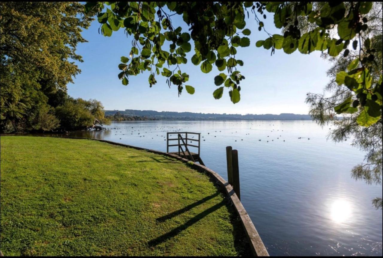 Lakeside & Tennis Court Paradise Apartment