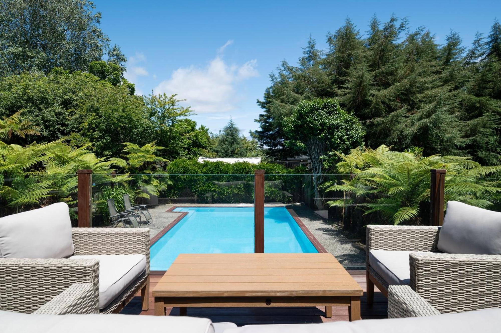 Pool House- Springfield Holiday home *