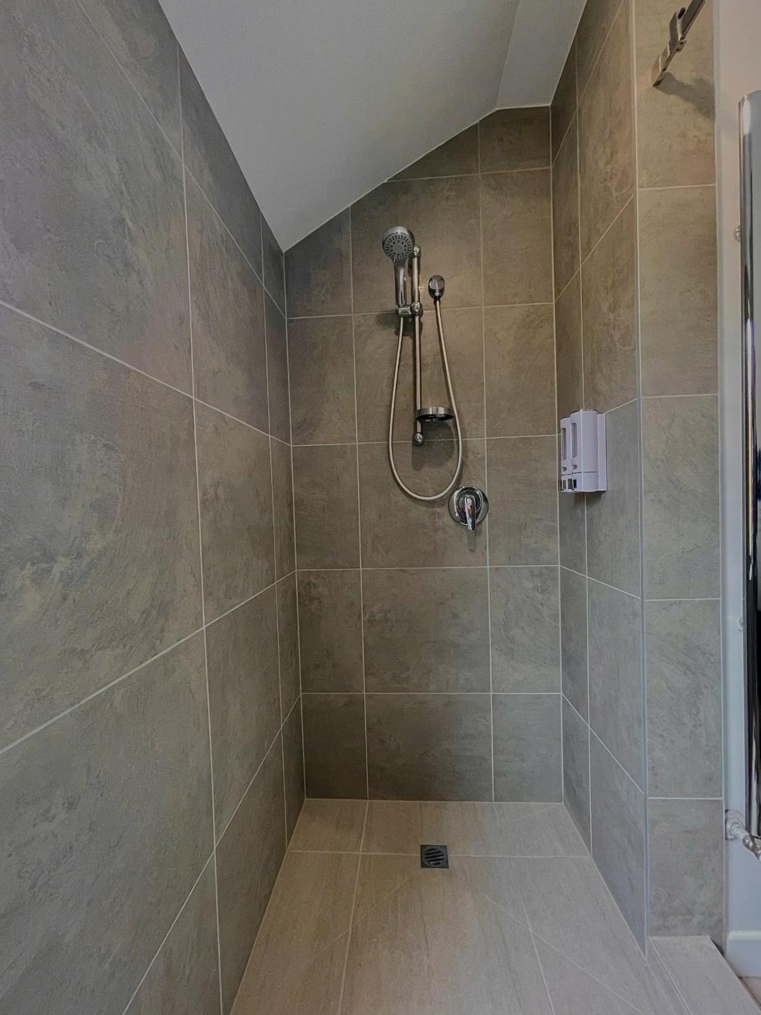 Cozy Victoria Double With Garden View With Shared Bathroom