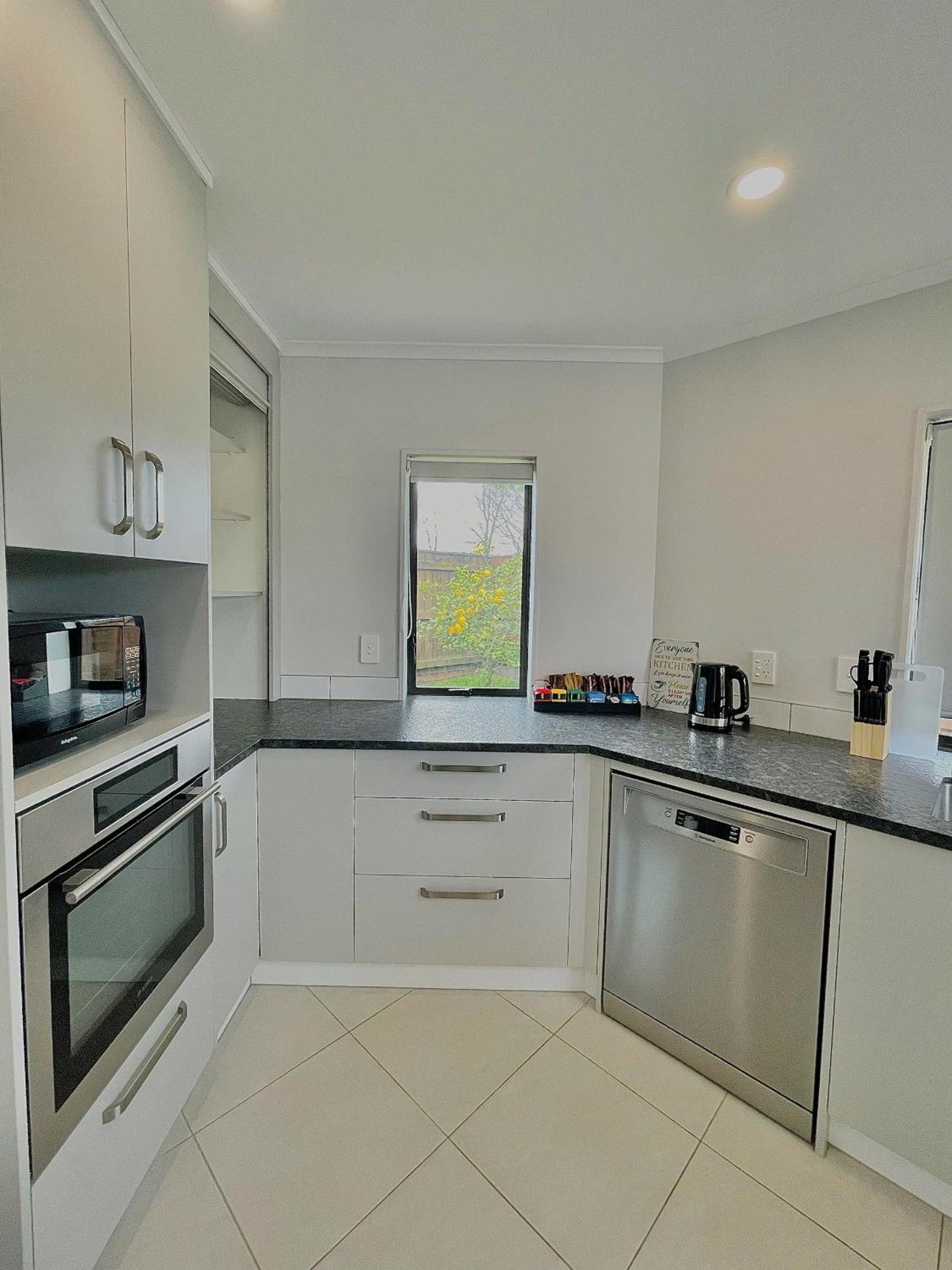 Guest house Cozy Victoria Double With Garden View With Shared Bathroom