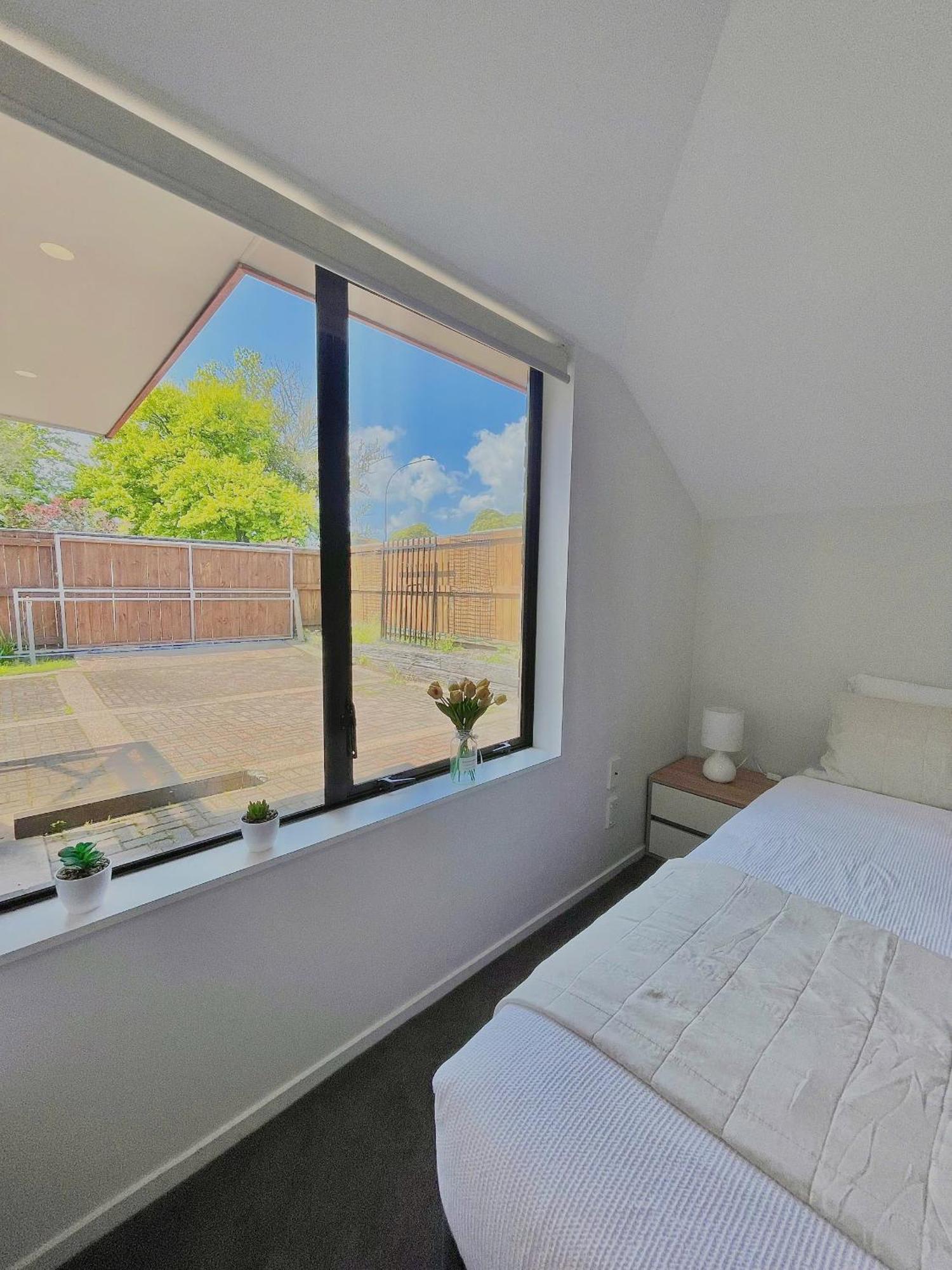 Cozy Victoria Double With Garden View With Shared Bathroom Guest house