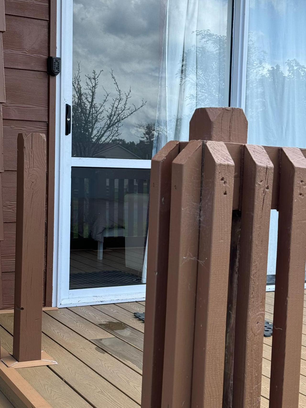 4 Beds Including 2 Double Beds, 1 Single Bed, And 1 Double Sofa Bed In A Small 1 Bedroom And 1 Lounge No Kitchen Only Fridge, Microwave Guest house *