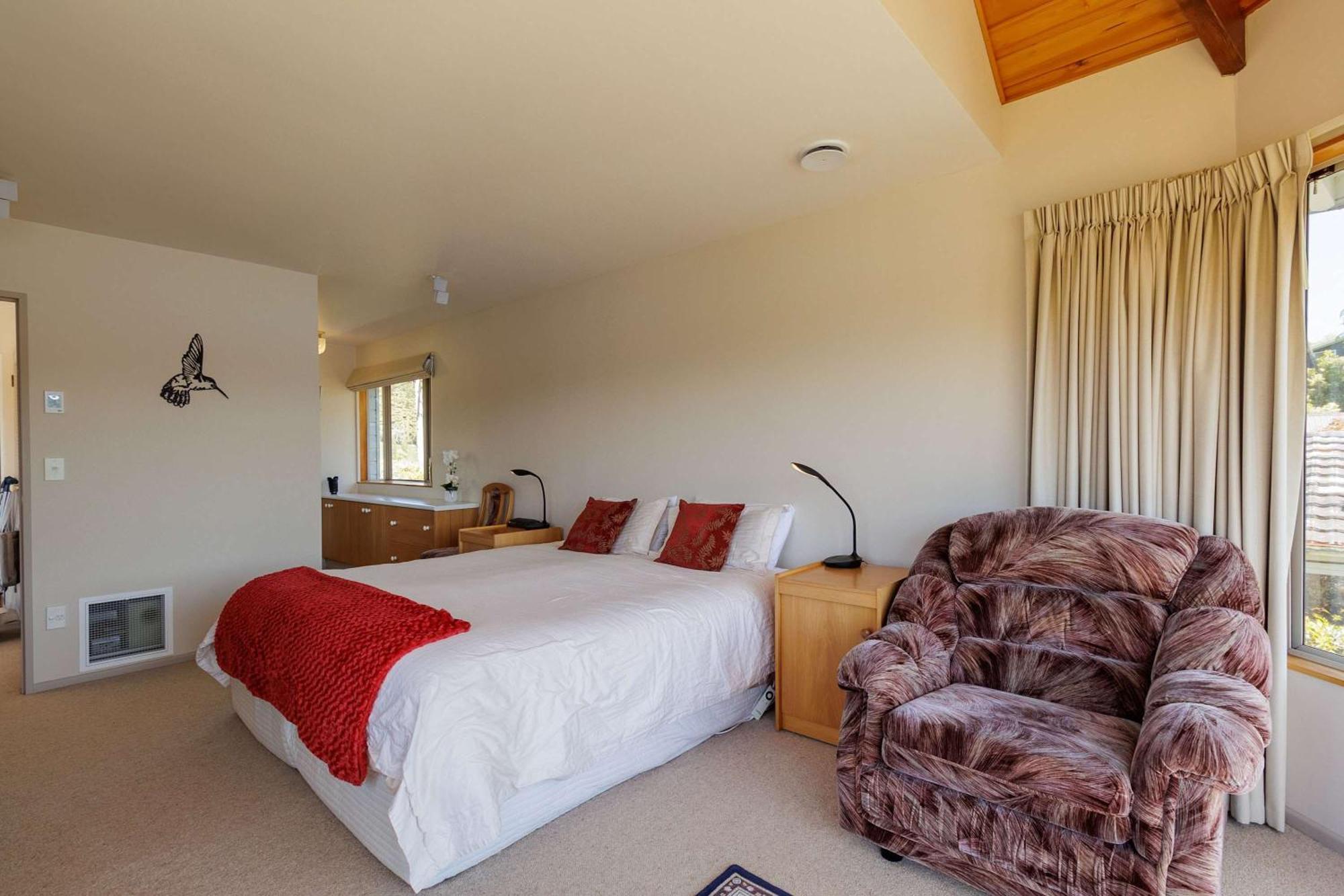 Holiday home The Bach - Luxury Waterfront Living With Pool *