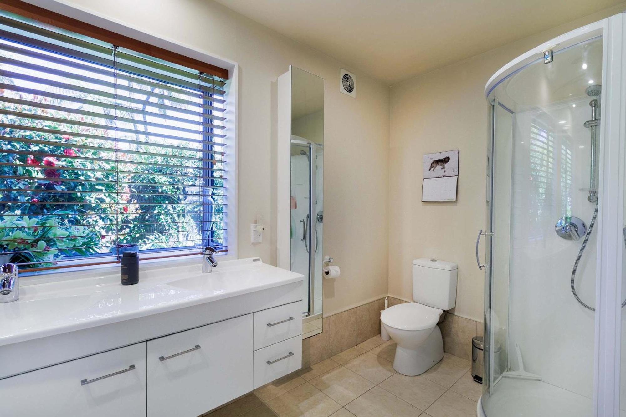 Holiday home The Bach - Luxury Waterfront Living With Pool Rotorua