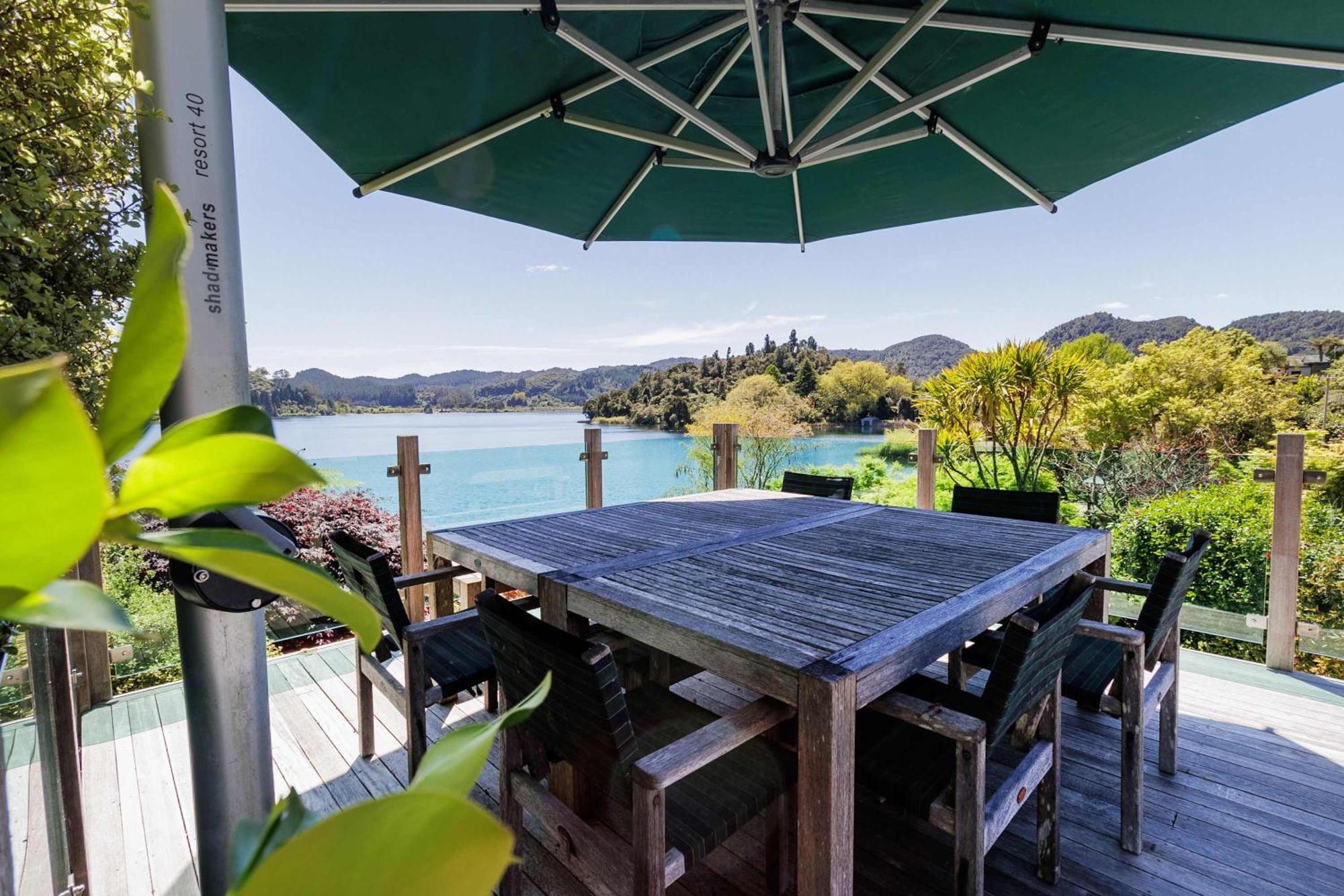 The Bach - Luxury Waterfront Living With Pool * Rotorua